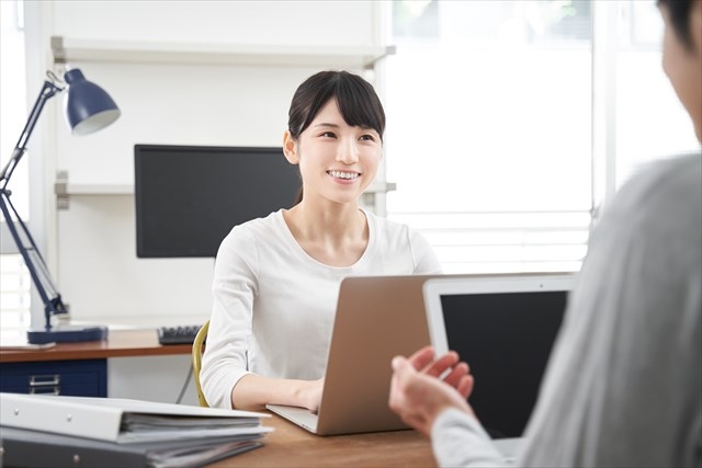 オフィスカジュアルのNGはどこまで?女性の職場の服装についてお悩み解消!